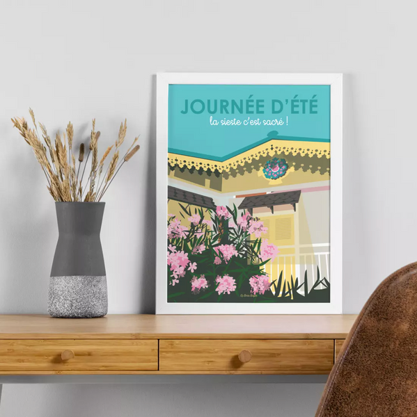 Poster Journée d'été, La sieste c'est sacré! Blau, gelb, weiß und rosa. Ferienhaus im Sommer. Das Poster steht auf einem Holztisch.