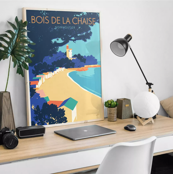 Poster mit der Insel Noirmoutier vor der französische Atlantikküste steht auf einem Schreibtisch.