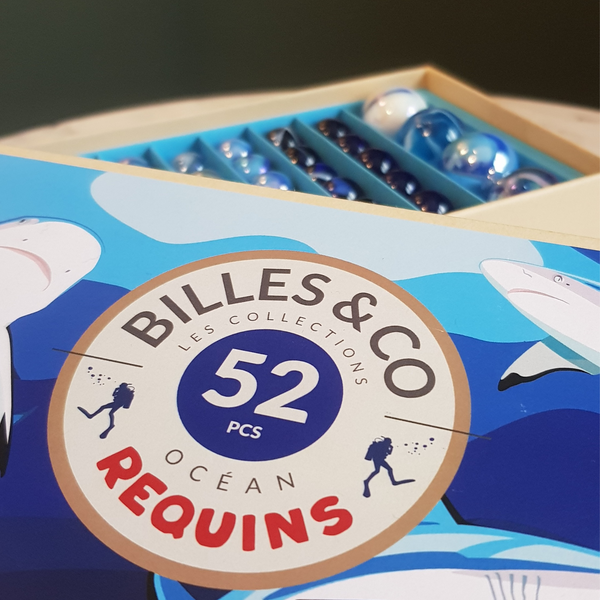 Haie Box mit 52 Glasmurmeln in Blautone von Billes & Co.