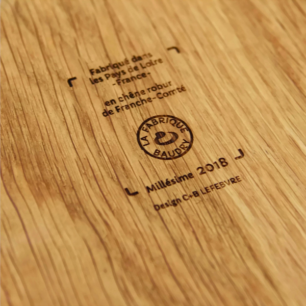 Beispiel für die Gravur auf der Rückseite jedes Bretts: Die Herkunft des Holzes ist auf der Rückseite jedes Bretts von le Régal angegeben