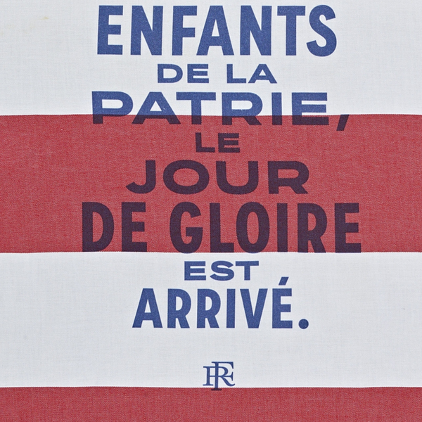 Schürze Elysée Tricolore blau weiß rot mit Aufschrift: "Allons enfants de la patrie, le jour de gloire est arrivé".