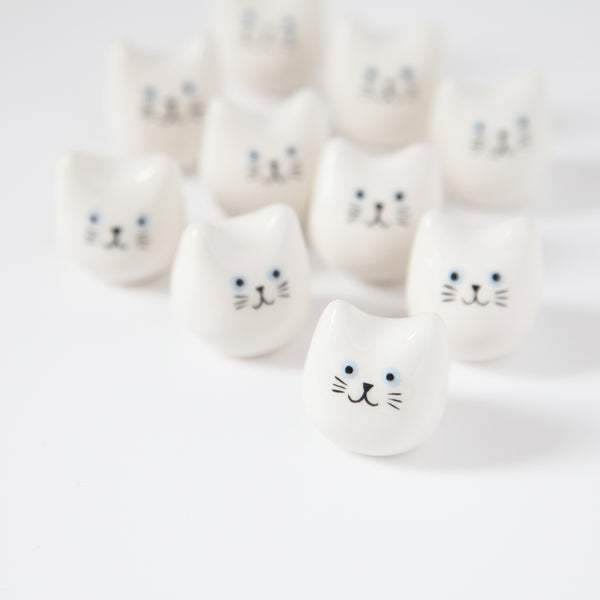 Viele Mini-Katzen aus Keramik 